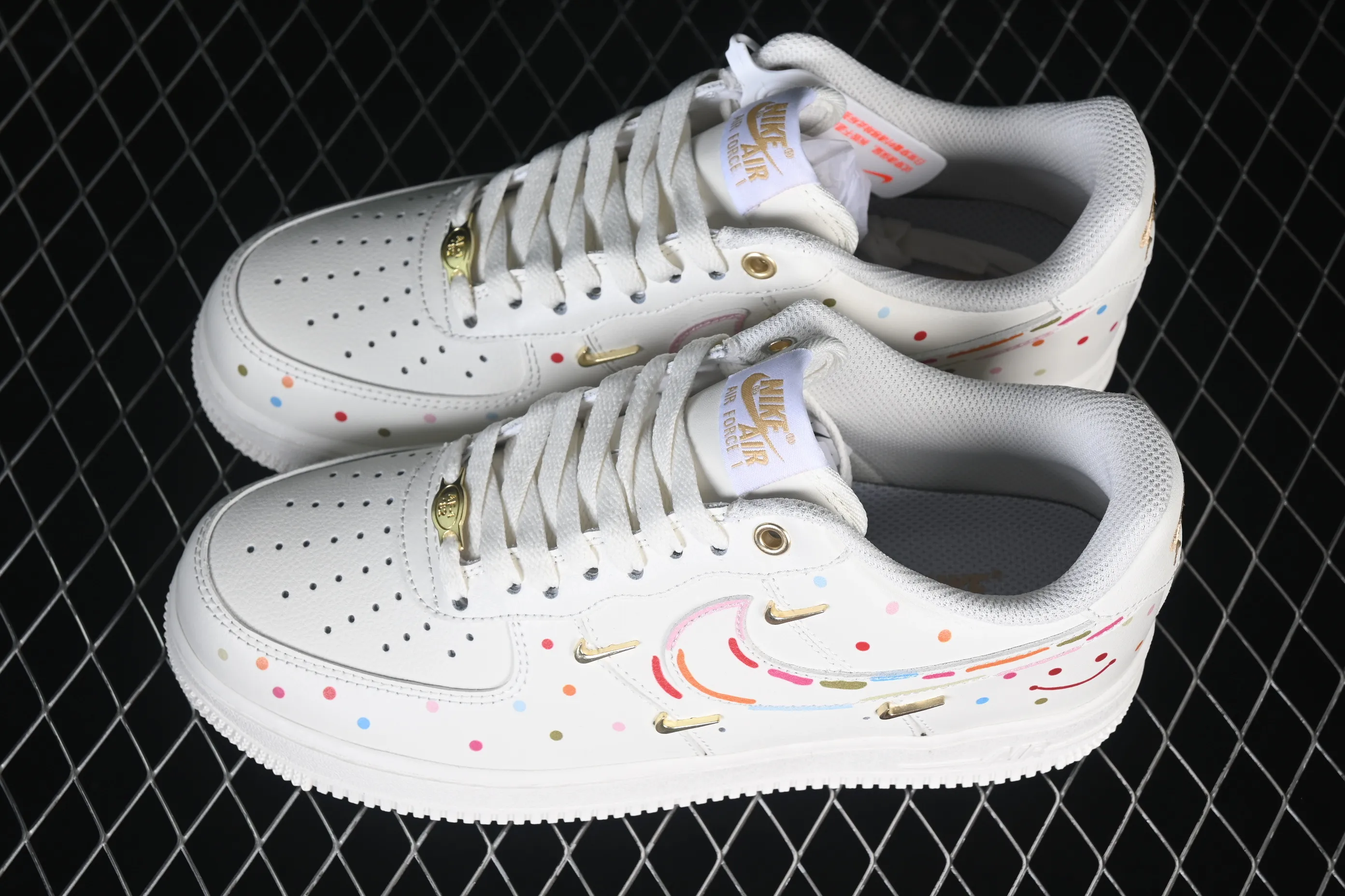 All categories Nk Air Force 1 Air Force series Nk Air Force 1 Low Air Force low top Nike Air Force 1'07 Low Two-dimensional theme Four hook color spray Air Force 1 low-top casual sneakers ZH0316-151